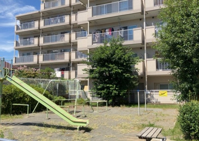 【中庭】 | 愛甲石田ダイヤモンドマンション | 中庭（パティオ）とは、一つの建築物の内部に設けられた、壁などで囲われている庭のことを指します。コの字型、ロの字型が主流ですが、L字型の中庭もあります。最近では、インテリア性の高さからも人気があります。