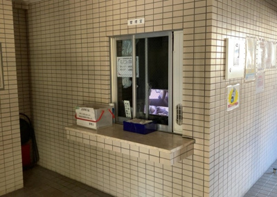 【受付】 | 愛甲石田ダイヤモンドマンション | 受付はマンションコンシェルジュがいる場合もあれば、管理人が滞在する小部屋を総称して呼ぶことがあります。主にエントランスに設置されていることから、防犯面でも期待ができます。防犯設備がない場合はより安心！