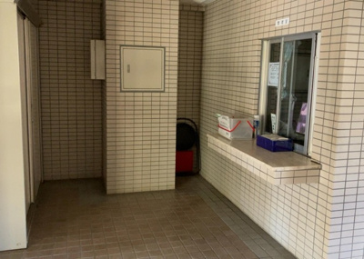【ロビー】 | 愛甲石田ダイヤモンドマンション | ロビーというと、エントランスと何がちがうの？と思いますよね。実はロビーとエントランスには明確な決まりはありません。物件によっては、エントランスを入って広がるある程度の広さのある空間がロビーとなります。