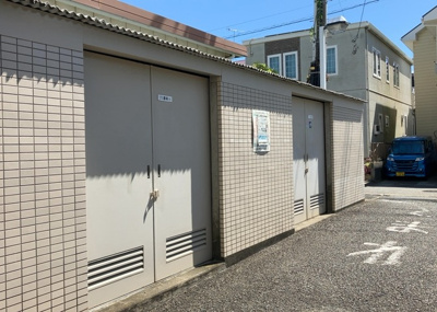 【設備】 | 愛甲石田ダイヤモンドマンション | 共有部分は、住民なら誰もが使える設備のこと。例えば駐車場やエレベーター、インターネット設備、セキュリティ設備などがあります。他にも、マンションの廊下・外部階段やエントランス・ゴミ置き場などがあります。