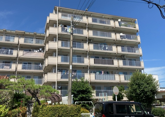 【現況写真】 | 愛甲石田ダイヤモンドマンション | 道幅が広い場所は日当たりや風通が良好です。幅が広いのですれ違いも可能ですし大きな車でも駐車可能！一方で、大型車が通ることも多くなるため交通量の増加により騒音に繋がります。また土地の値段が高くなります。