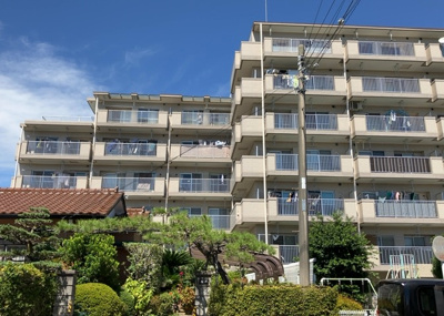 【構造・工法・仕様】 | 愛甲石田ダイヤモンドマンション | ＲＣ造、Reinforced Concreteは直訳すると補強されたコンクリートです。主に柱や梁・床・壁が鉄筋とコンクリートで構成おり、鉄筋を組んだ型枠にコンクリートを流し込んで固めたものを指します。