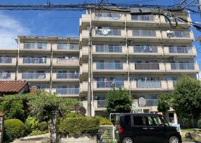 【構造・工法・仕様】 | 愛甲石田ダイヤモンドマンション | ＳＲＣ造は強度や耐震性の面でもRC造と比べて優れています。そのため、10階建以上の高層または超高層マンションなどの建築にも多く採用されています。柱や梁などのサイズが小さくても高い耐震性を確保できます。