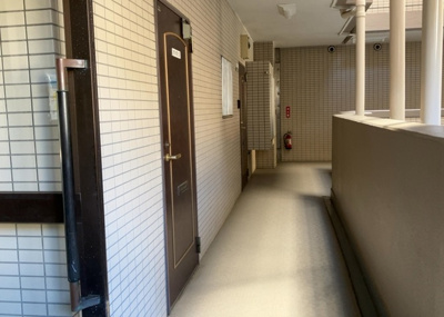 【玄関】 | 愛甲石田ダイヤモンドマンション | 玄関は家の顔でもあり、家族以外の目にも止まる場所です。玄関は外との間を仕切る扉、靴などをしまっておく収納スペース、靴脱ぎのたたきスペース、来客とのやり取りをするドアホンなど複数のアイテムからなります。