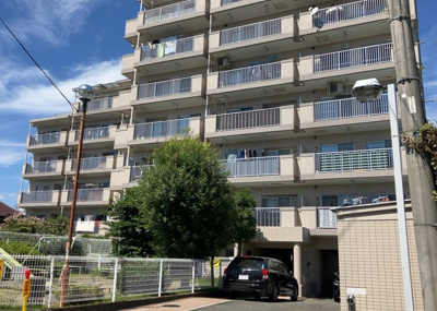 【外観】 | 愛甲石田ダイヤモンドマンション | 外観はマンション管理がされているかの目安になります。築年数が古いと、壁面は劣化してひび割れが生じることも！建物が古びていても細かいところが修繕されていると、きちんと管理されているなぁと感じるでしょう。