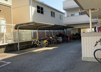 【駐車場】 | 愛甲石田ダイヤモンドマンション | 車一台あたりに必要なスペースは、標準サイズの普通自動車で横幅2m50cm、長さ5mは必要になります。ただし、乗降のことも考慮して横幅3m30cm、長さ5m50cmほどは確保できるところを選びましょう。