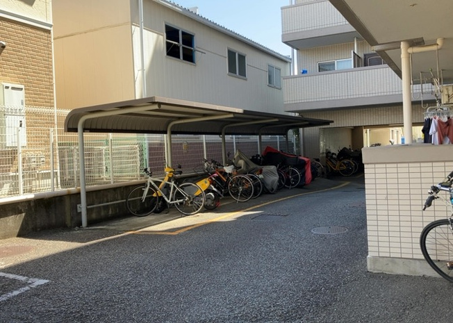 【駐車場】 | 愛甲石田ダイヤモンドマンション | 車一台あたりに必要なスペースは、標準サイズの普通自動車で横幅2m50cm、長さ5mは必要になります。ただし、乗降のことも考慮して横幅3m30cm、長さ5m50cmほどは確保できるところを選びましょう。
