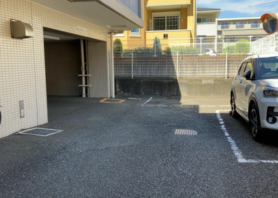 【駐車場】 | 愛甲石田ダイヤモンドマンション | 駐車場と明記されていても、最小スペースでつくられた駐車場だと大型車は駐車できなかったり、出入りしにくくなったりする可能性があります。お車のサイズと購入したい物件の駐車場のサイズを現地で確認しましょう。