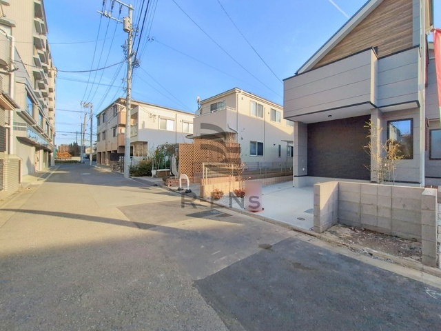 【前面道路含む現地写真】 | 練馬区石神井台８丁目　新築戸建て　１号棟 | 見通しの良い落ち着いたエリアでゆったり過ごせます