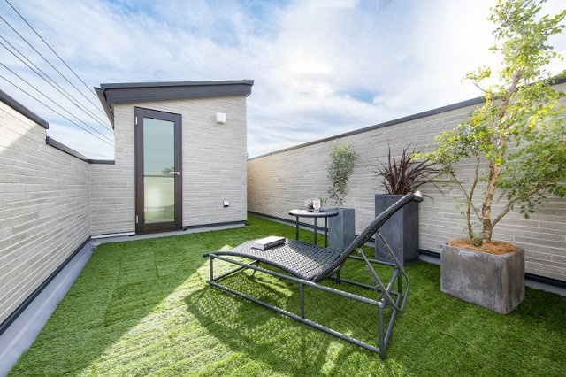 【その他】 | 川越市大字藤間　未入居一戸建住宅　全9棟　(ふじみ野店) | 【スカイバルコニー】
明るく温かな光が差し込む青空の下、日光浴や趣味の読書を楽しめるプライベート空間に。