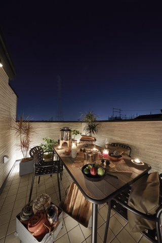 【その他】 | 川越市大字藤間　未入居一戸建住宅　全9棟　(ふじみ野店) | 【スカイバルコニー】
夜空を眺めながらホッとリラックスできる憩いの空間。
日常に贅沢を取り入れ、優雅なひと時をお過ごしいただけます。