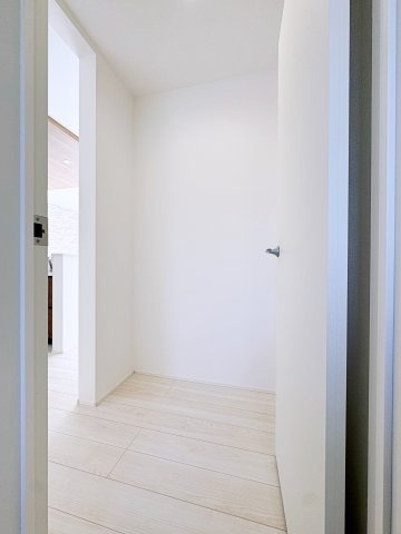 新築戸建・建売　郡山市富田町字大徳南　GRAFARE　全4棟の収納|キッチンと洗面脱衣室の中間にパントリーがあります！