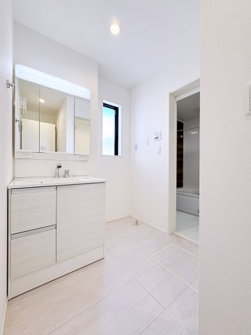 新築戸建・建売　郡山市富田町字大徳南　GRAFARE　全4棟の独立洗面台|三面鏡タイプの独立洗面台で、身だしなみチェックも収納力も◎洗面まわりもすっきり清潔に保てます！