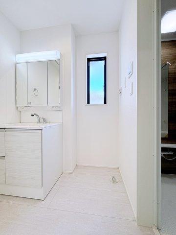 新築戸建・建売　郡山市富田町字大徳南　GRAFARE　全4棟のランドリースペース|換気しやすい小窓付きで明るく清潔感のあるホワイト基調のランドリースペースです♪