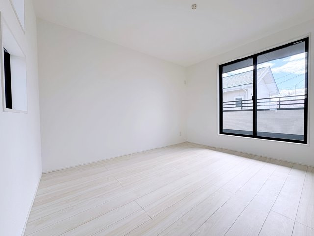 新築戸建・建売　郡山市富田町字大徳南　GRAFARE　全4棟の洋室|2面採光で明るい洋室です！ホワイト基調の爽やか空間からインナーバルコニーにも出られます♪