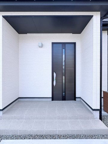 新築戸建・建売　郡山市富田町字大徳南　GRAFARE　全4棟の玄関|奥行きがあるので雨が降っても開閉に心配ありません！