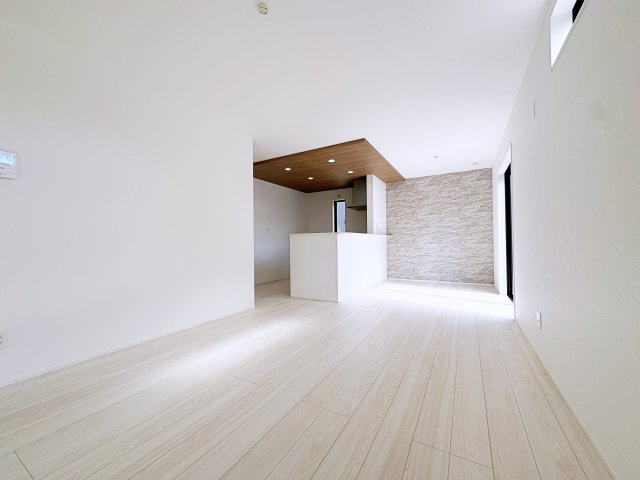 新築戸建・建売　郡山市富田町字大徳南　GRAFARE　全4棟の居間・リビング|白を基調とした内装は空間を広く見せナチュラルで洗練された印象を与えます♪