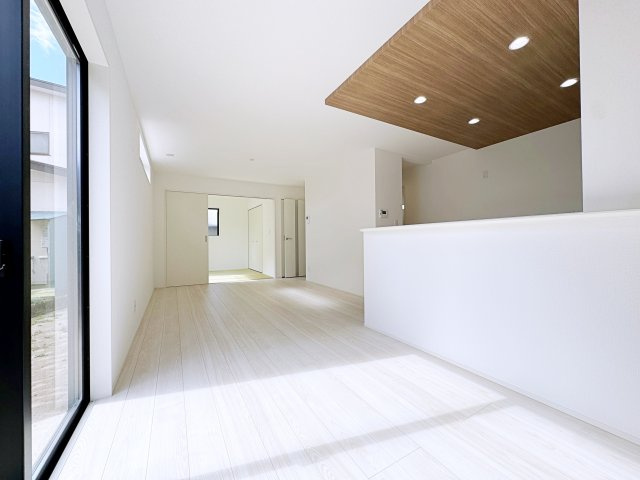 新築戸建・建売　郡山市富田町字大徳南　GRAFARE　全4棟の居間・リビング|ダイニングには大きな窓があり明るい陽射しが差し込む開放的で心地よい空間です！
