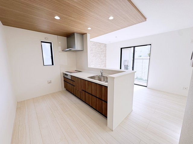 新築戸建・建売　郡山市富田町字大徳南　GRAFARE　全4棟のキッチン|カウンター越しに会話が弾む、家族とのつながりを感じられる対面キッチンです！