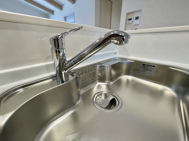 【設備】 | 【安心安全は身体を作る水から　浄水カートリッジ一体型水栓】※施工例
浄水カートリッジ一体型のシャワー水栓。
広めのシンクでも掃除がしやすいシャワーノズルを採用し、お手入れラクラクの環境を整えました。
