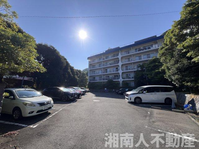 葉山エコーハイツの駐車場|車をお持ちの方に嬉しい駐車場付きの物件です