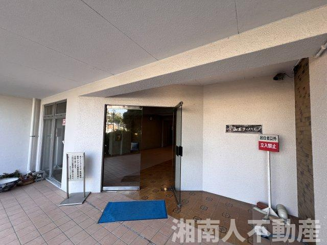 葉山エコーハイツのエントランス|ゆとりのあるエントランスです