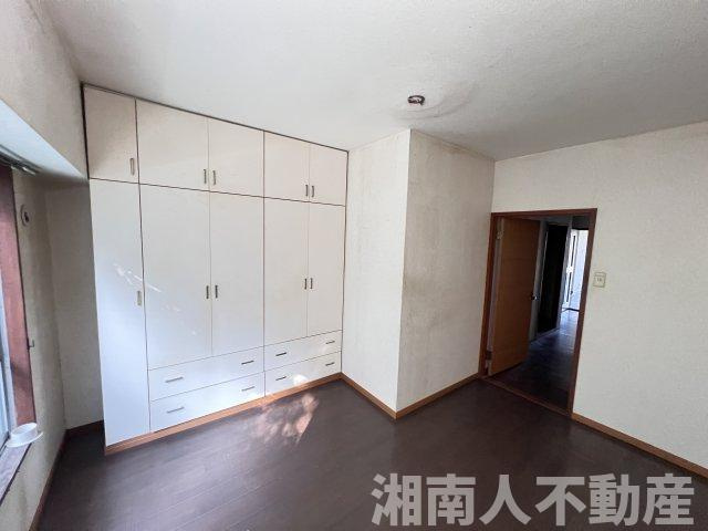 葉山エコーハイツの洋室|落ち着いた色調の洋室です