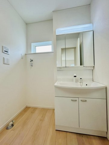 秦野市平沢　限定１棟　新築住宅の独立洗面台