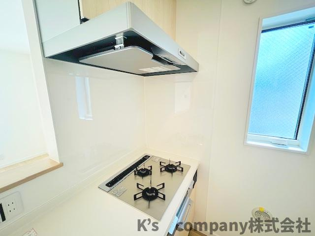 ◎茅ヶ崎市香川5丁目　新築戸建　6号棟のキッチン|三口ガスコンロでお料理の幅が広がります◇