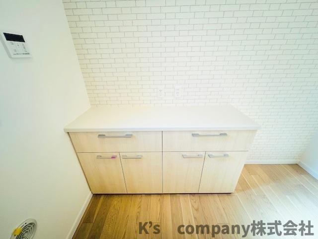 ◎茅ヶ崎市香川5丁目　新築戸建　6号棟のキッチン|キッチン後方にはキッチンと統一感のある色合いの収納付き☆