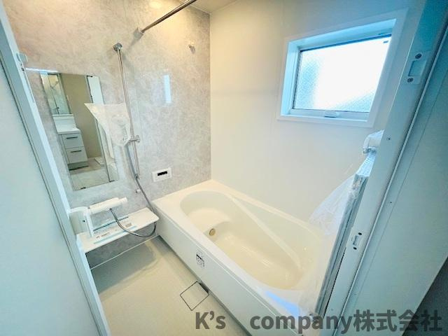 ◎茅ヶ崎市香川5丁目　新築戸建　6号棟の浴室|白を基調とした清潔感のある浴室スペース◇換気のしやすい窓付きです◇