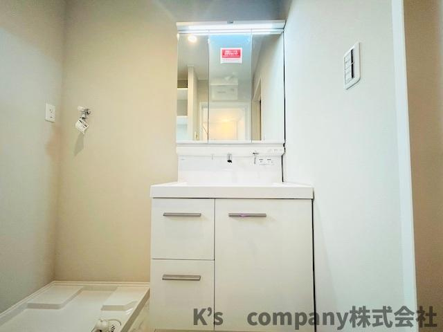 ◎茅ヶ崎市香川5丁目　新築戸建　6号棟の独立洗面台|三面鏡の内側には小物収納が充実しています◇