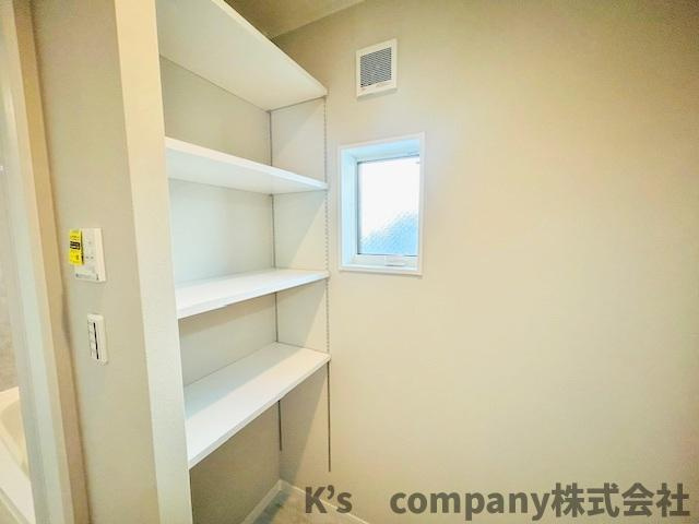◎茅ヶ崎市香川5丁目　新築戸建　6号棟の収納|脱衣スペースの収納棚☆タオル類の保管と洗剤類のストックなどの保管に便利です◇
