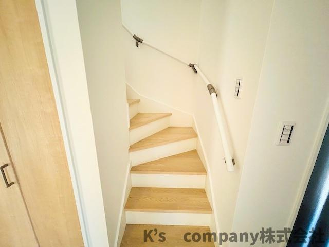 ◎茅ヶ崎市香川5丁目　新築戸建　6号棟の内装|手すり付きの階段☆小さなお子様やご年配の方にも安心の仕様です◇