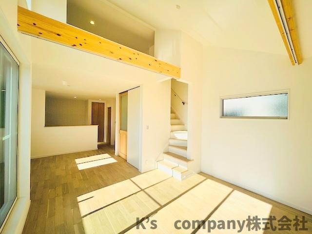 ◎茅ヶ崎市香川5丁目　新築戸建　6号棟の居間・リビング|広々としたリビングスペース◇上部は勾配天井で開放感のある空間です♪