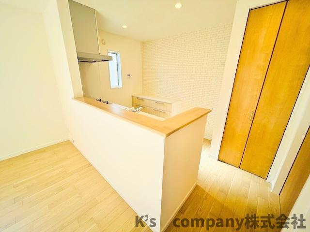 ◎茅ヶ崎市香川5丁目　新築戸建　6号棟のダイニング|リビングにいるご家族を感じながらお料理ができるカウンターキッチン☆