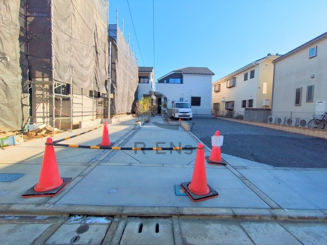 【外観】 | 練馬区石神井台８丁目　新築戸建て　４号棟 | 前面道路から奥まっておりプライバシーも確保しやすい
