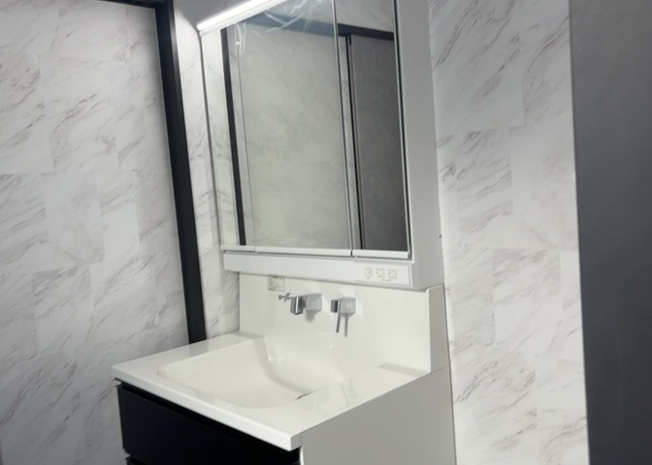 【独立洗面台】 | 洗面化粧台では顔を洗ったり、身だしなみを整えることが本来の使い方ですが、用途によっては洗面化粧台に求められる機能が違ってくるため、ご自身や家族のライフスタイルに合ったものを選ぶことをおすすめ致します。