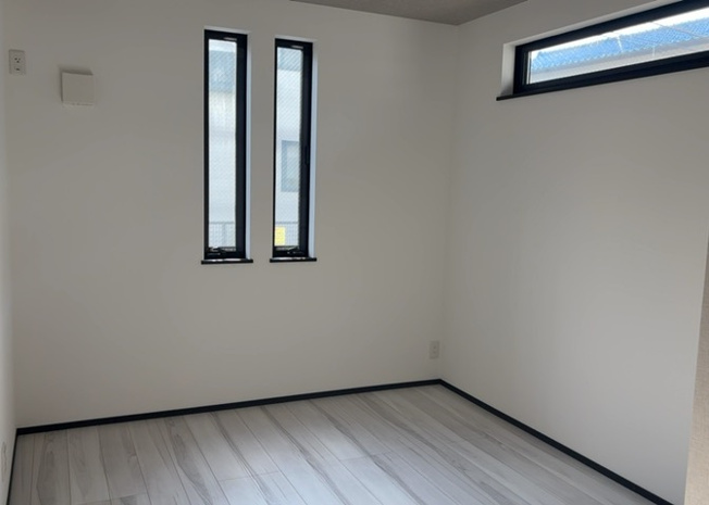 【洋室】 | 洋室のメリットは重い家具が置きやすく、身の回りが整理しやすいことです。 床がフローリングのため畳とは異なり凹みにくいです。 クローゼットなど収納が豊富で、普段使わない旅行カバンや服の整頓も簡単にです。