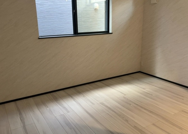 【寝室】 | 寝室でゆっくりと過ごすためにはベッド周りの適度な空間を担保することや窓の位置、照明の明るさ、寝室の広さなどを考える必要があります。自身や家族の構成とライフスタイルに併せて寝室にする部屋を選びましょう！