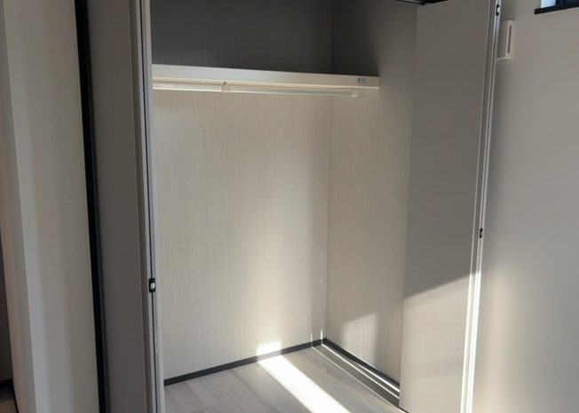 【収納】 | デザイン性を重視しすぎて収納が少なかった！なんてことにならないため、事前に現地で収納の数を確認しておくことをお勧めします。クローゼット以外にも床下収納や屋根裏収納、パントリーなどもチェックしましょう。