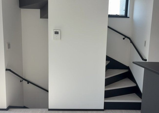 【内装】 | 建物の上下階の通路である階段は、その位置によって動線や室内の印象が大きく左右されます。手摺にも重要な役割があり、転倒の防止・歩行や動作を円滑にして日常生活を支えることを主な目的として設置されています。