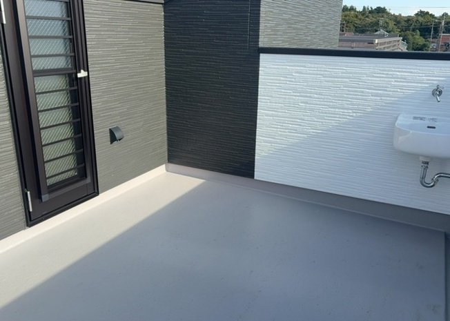 【バルコニー】 | バルコニーは、室外の専用スペースのうち、「屋根がなく開放された空間」であるものを指します。ベランダより広いタイプのものが多く、日当たりもよいため家庭菜園などを楽しみたい人にとって適した環境となります。