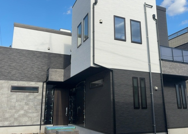 【外観】 | ついに完成致しました！現地をご見学に行く際は、道路の幅や周辺の交通量、施設などをご確認頂くことをおすすめします！物件の流れが早いため、内見をしたい方はお早めに当社営業までお問い合わせ頂きご予約下さい！