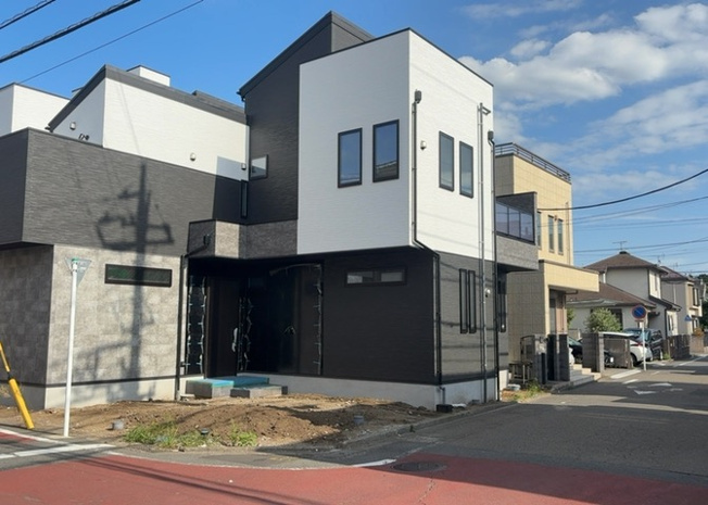 【前面道路含む現地写真】 | 住宅用の土地では前面道路に2m以上接していなければならないと法律で定められています。しかし、お持ちの車のサイズやライフスタイルなどにより、2mでは利便が悪い場合もございますので、事前に確認しましょう。