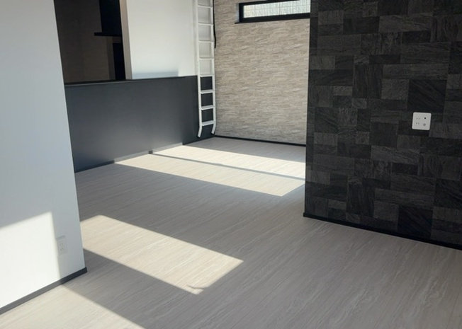 【居間・リビング】 | L型アイランドタイプは、キッチンからダイニングにもリビングにも目が行き届くので、とても使いやすい配置です。L字型独立タイプは、キッチンを独立させてるためLDKというよりもLDといった様なイメージです。