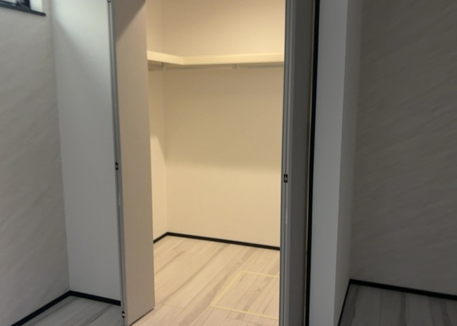 【収納】 | ウォークインクローゼットがあれば、クローゼット内でコーディネートが完成できますし、季節の変わり目に行う衣替えの手間も省けます。また、スーツケースなど大きいものもしまうことができ使い勝手がよいです。