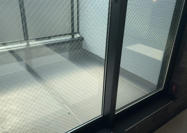 【内装】 | サッシとは、ガラス窓に使用される金属製の窓枠のことです。一般的に住宅建築では、金属製建具工事の段階で備え付けるもので、ガラス類や玄関、バスルームのスチール製のドアなどと同じタイミングで工事を行います。