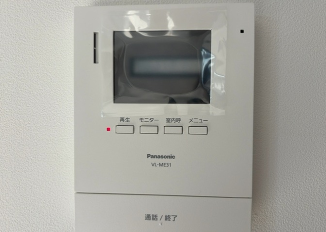 【セキュリティ】 | モニターで来訪者を確認して、目的が分からない場合はインターホンを通じて室内から会話することができます。怪しいと感じた場合はインターホン越しにお帰りいただくことができるので、直接会うことがなく安全です。