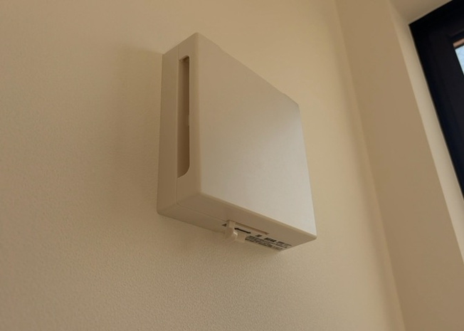 【冷暖房・空調設備】 | 1日中建物内の換気が行われるように設計された仕組みです。気密性の高い住宅は、家に籠った空気でシックハウス症候群になる可能性がありますが、24時間換気システムであれば計画的な換気で対策が可能です。